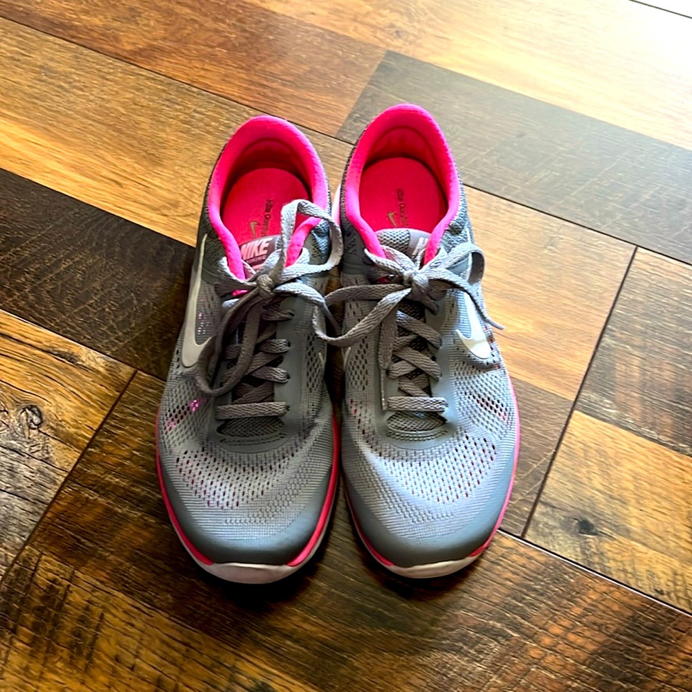 Women’s Nike Sneakers. Size 5. Like New.